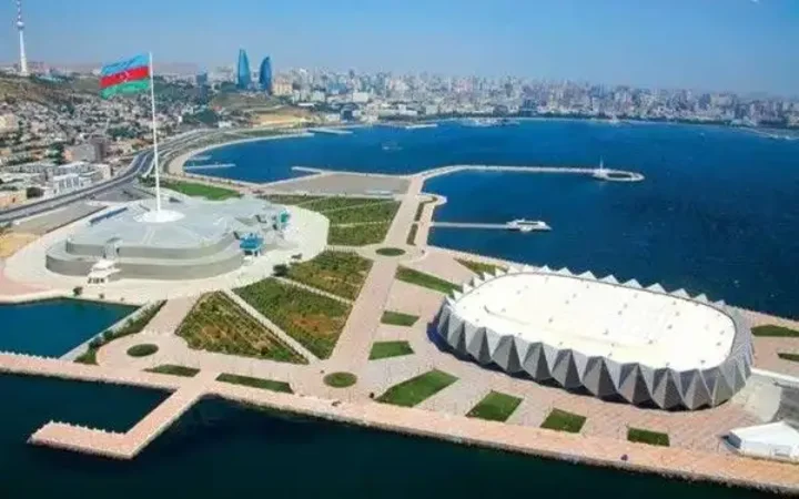 الواجهة البحرية ومباني باكو في أذربيجان