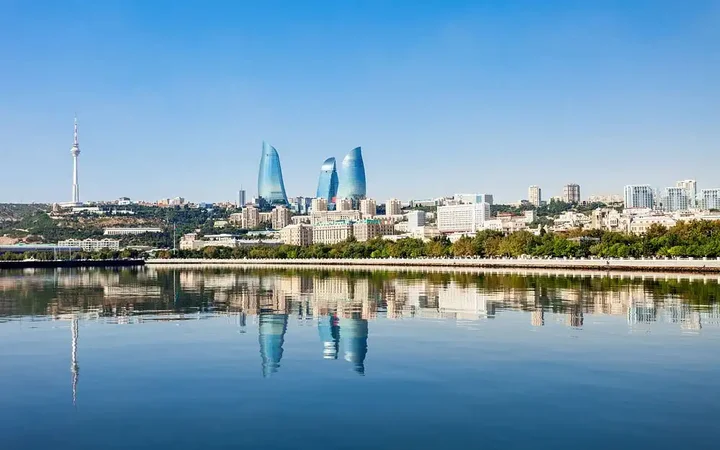 أفق باكو وانعكاس المباني في مياه الواجهة البحرية