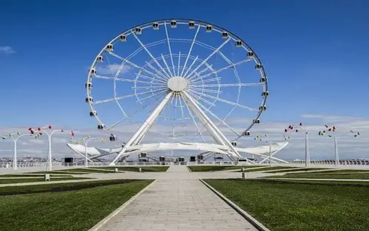 عجلة المراقبة على الواجهة البحرية لباكو