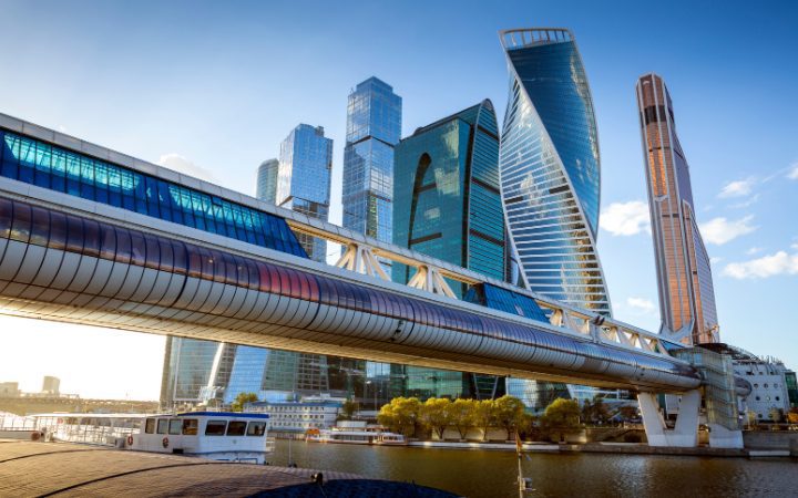 أبراج موسكو سيتي والجسر فوق نهر موسكفا