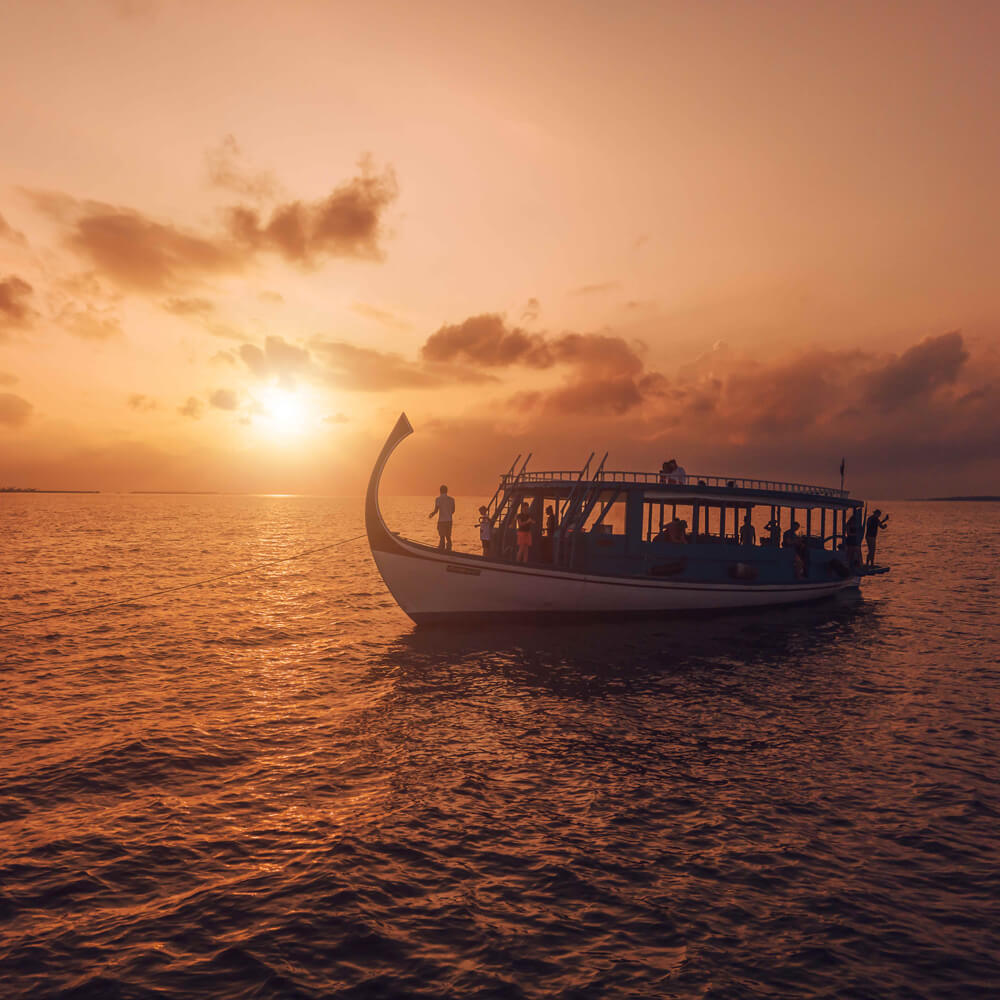 قارب على الماء وقت الغروب