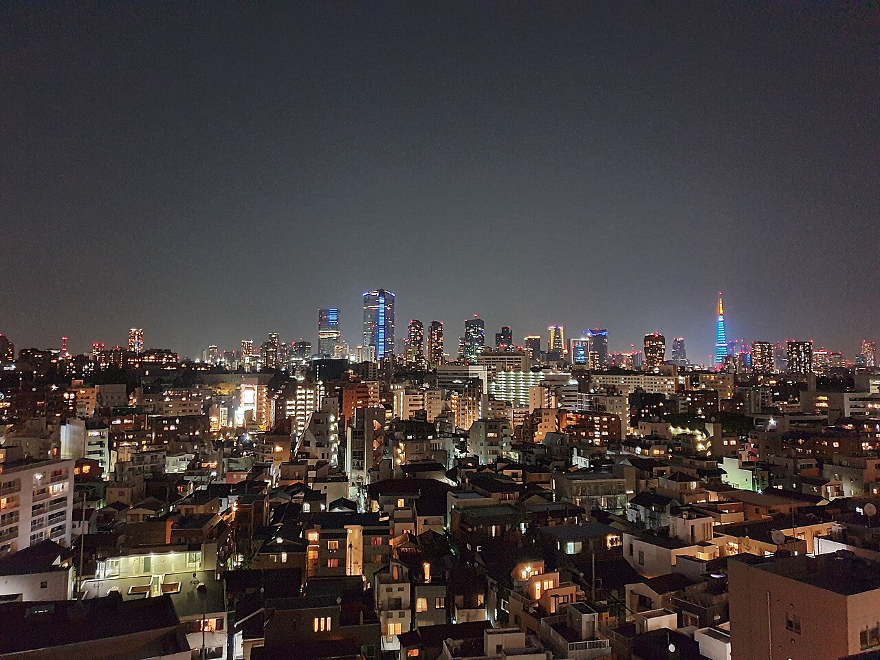 مباني وأضواء طوكيو في المساء