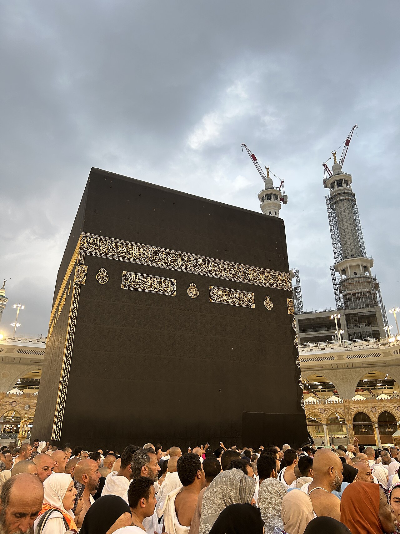 الكعبة والمآذن في المسجد الحرام