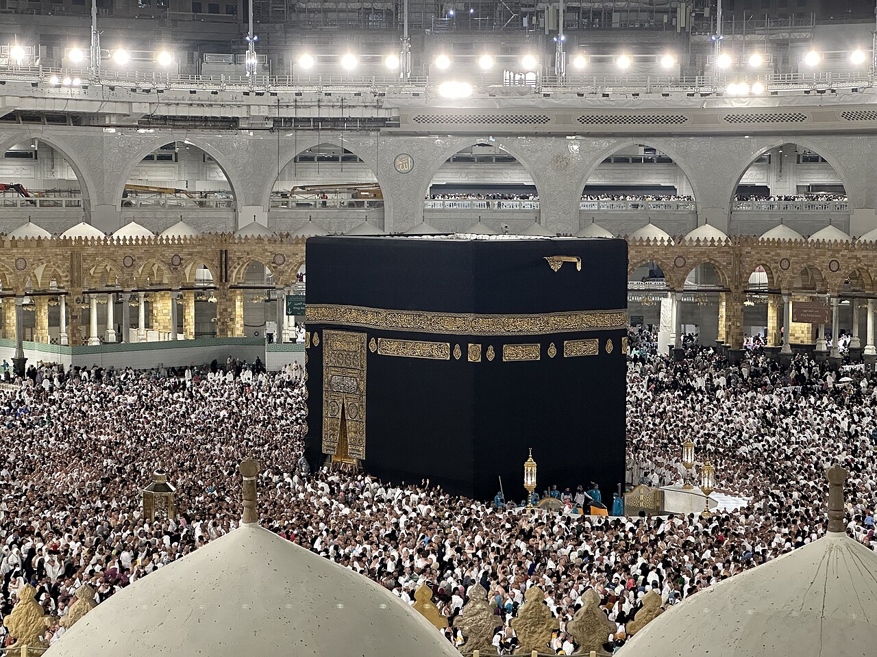 الكعبة والطائفون من داخل المسجد الحرام