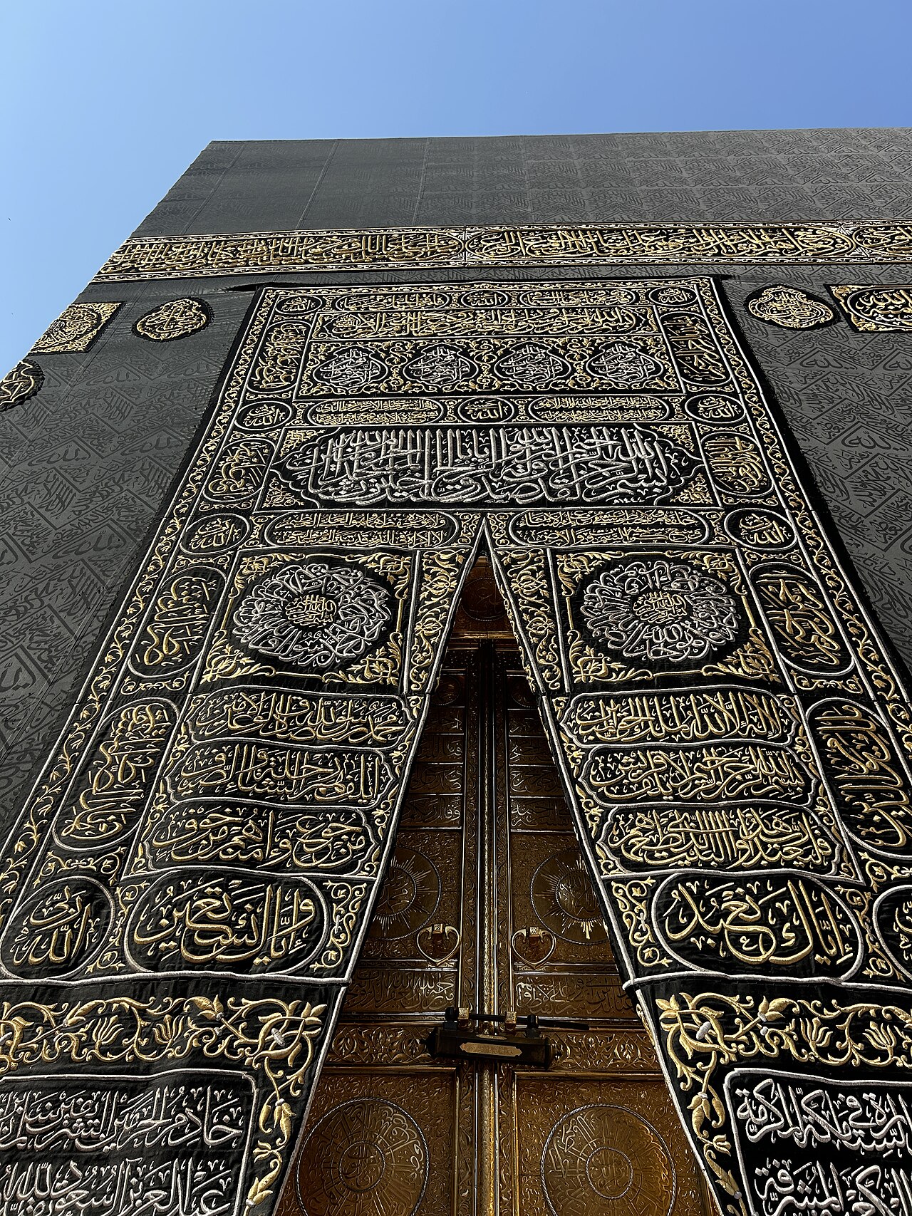 تفاصيل باب الكعبة وكسوتها