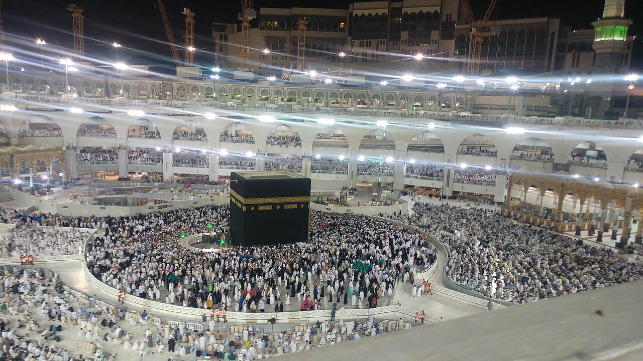 الكعبة وساحات الطواف بإضاءة ليلية